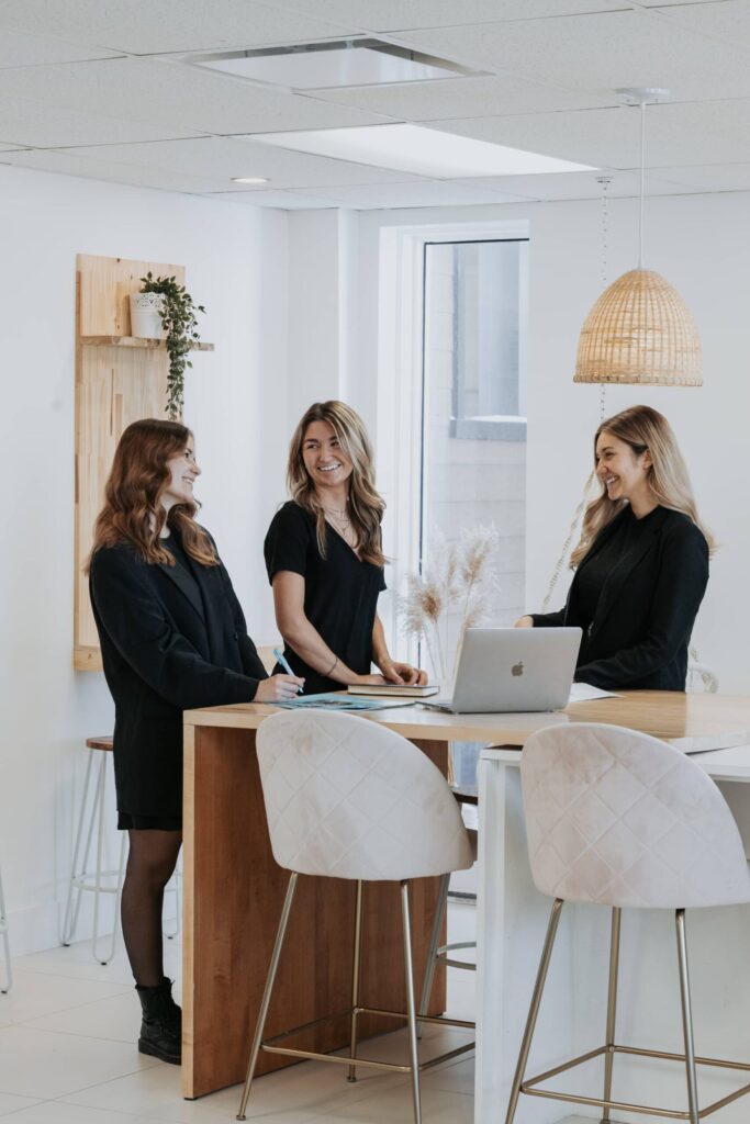 trois gestionnaires en meeting